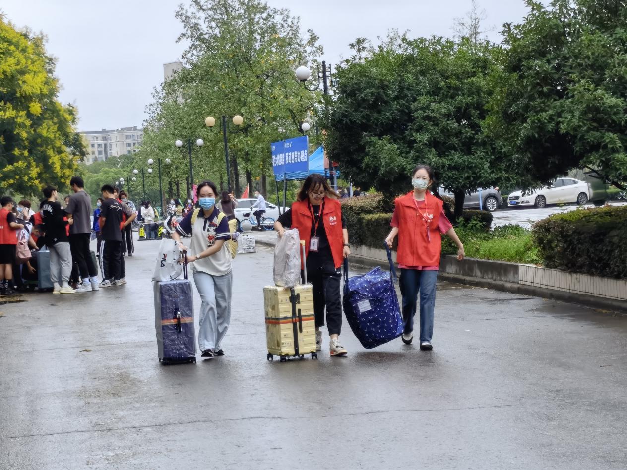 太阳成tyc8722cc志愿者帮新生搬运行李