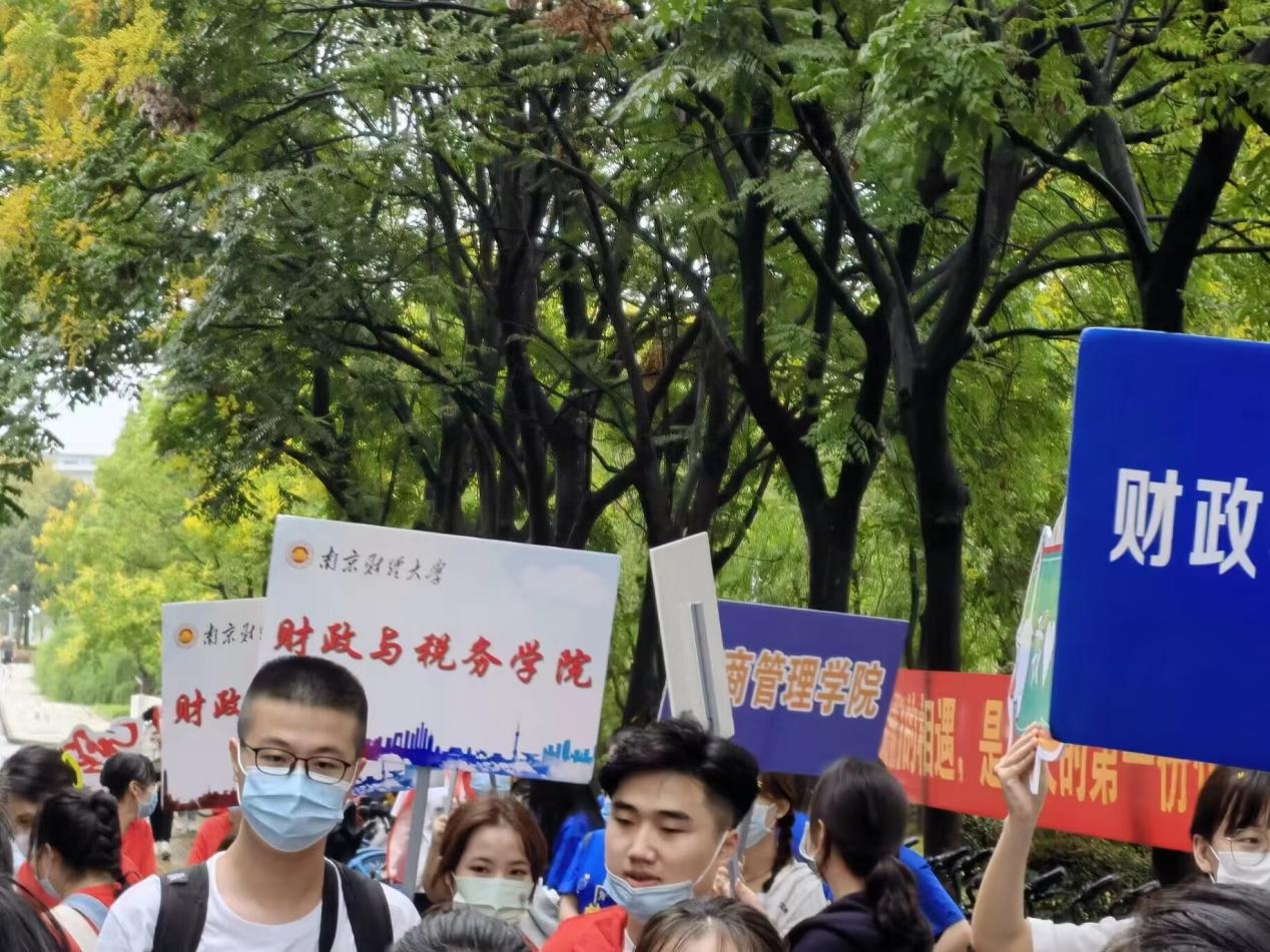 太阳成tyc8722cc志愿者迎接新生