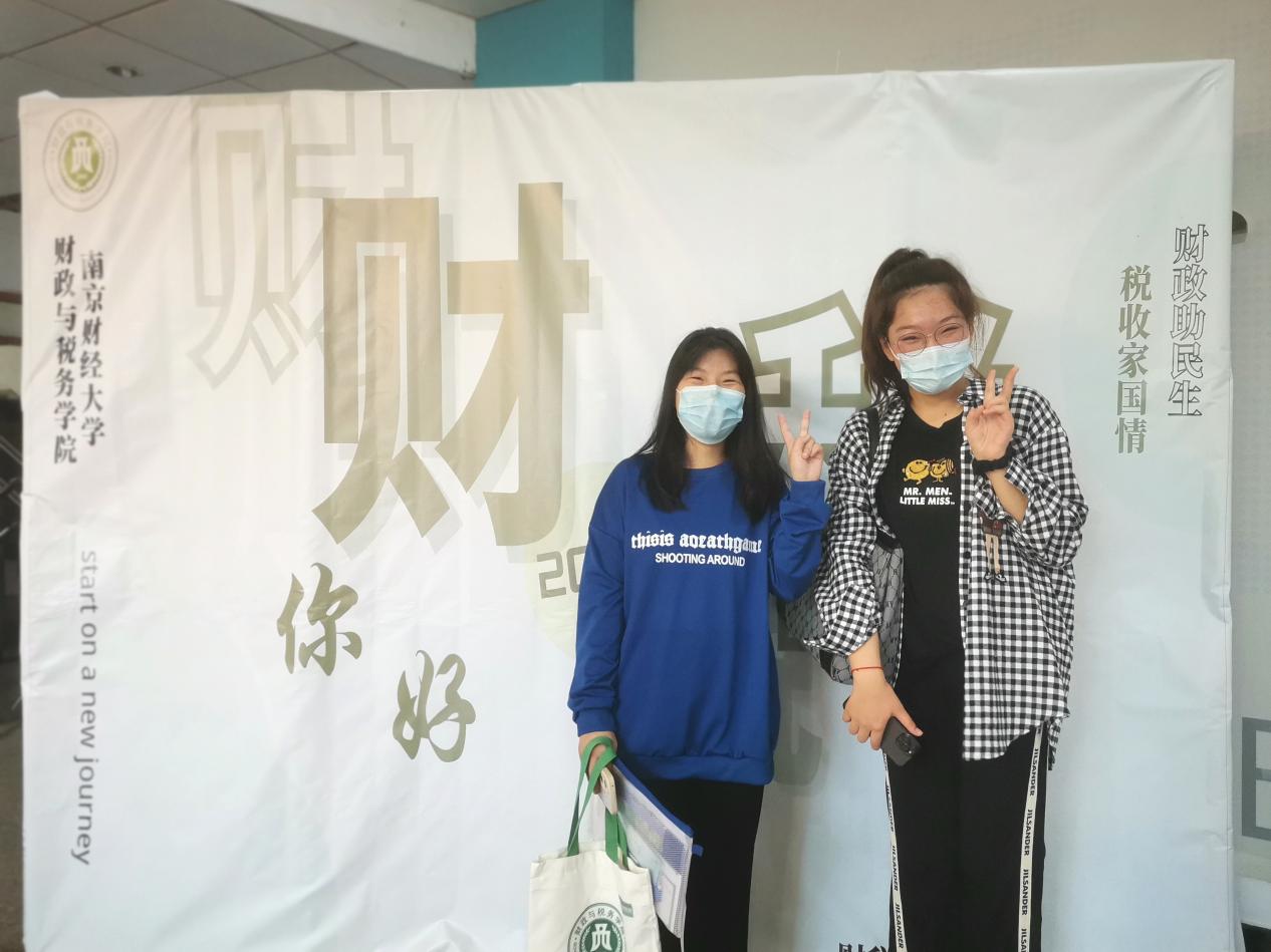 太阳成tyc8722cc新生拿到礼物后合影